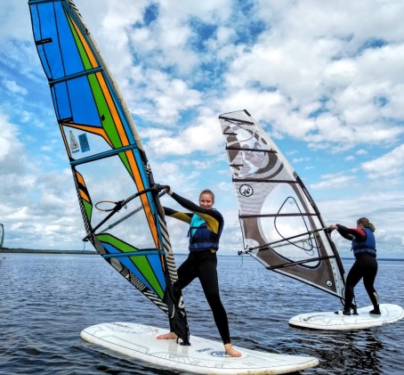 Обучение виндсерфингу на озере Буртниеку для двоих