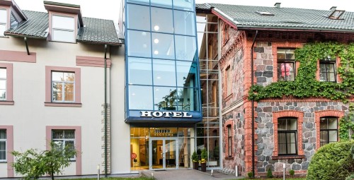 Романтический отдых в Hotel Sigulda с вином и завтраком для двоих