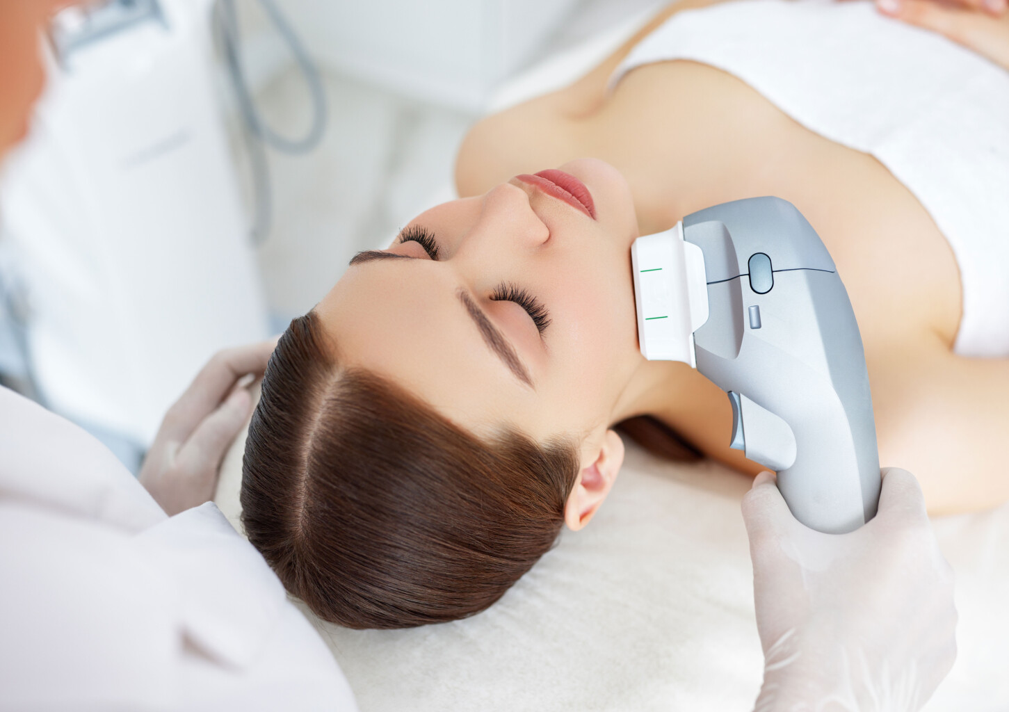 Ultraskaņas terapija sejai no ''Mona Beauty''