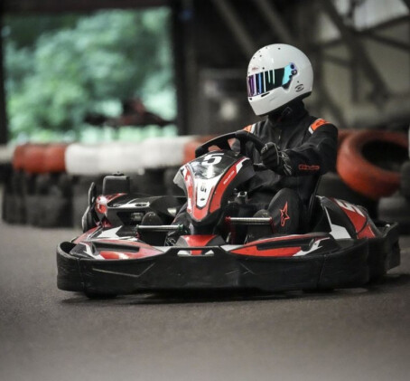 Brauciens ar lielo kartingu ‘"Biķernieku Kartinga hallē" diviem