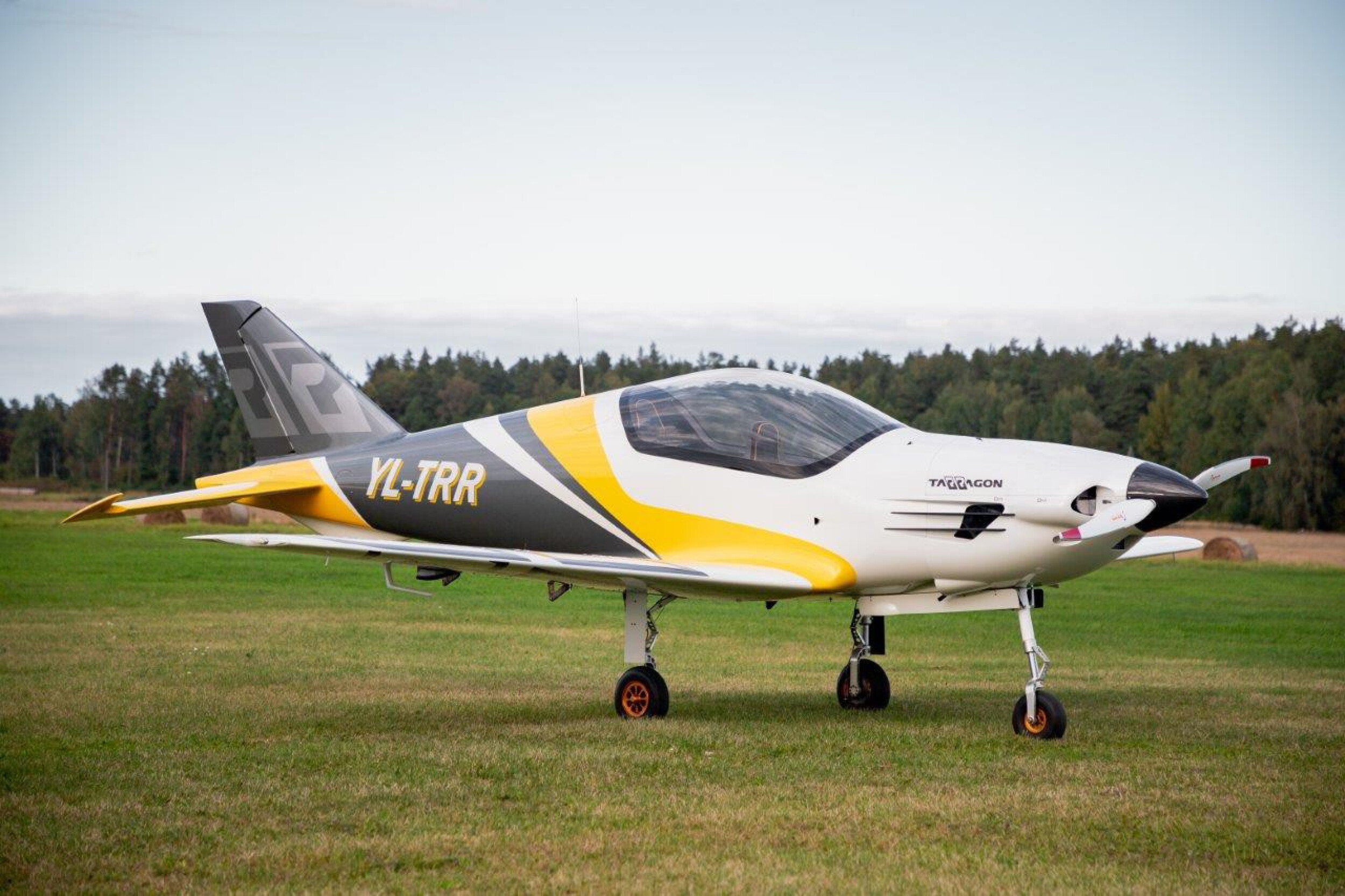 Lidojums ar "Tarragon Aircraft" 1 personai Dāvanu Serviss
