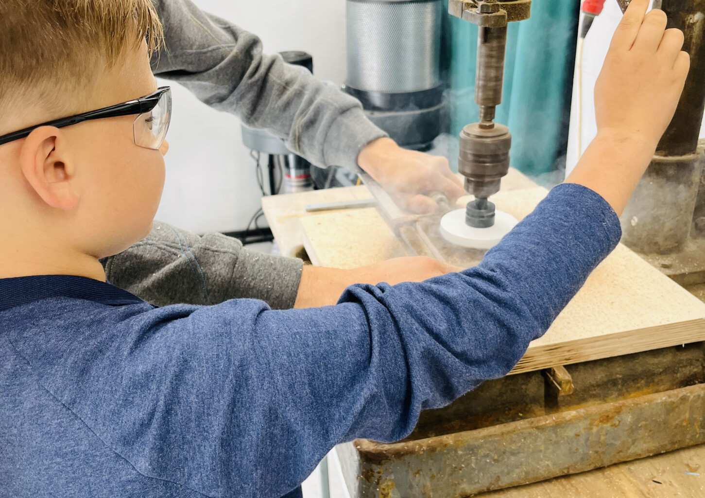 Kokapstrādes nodarbība vecākam ar bērnu