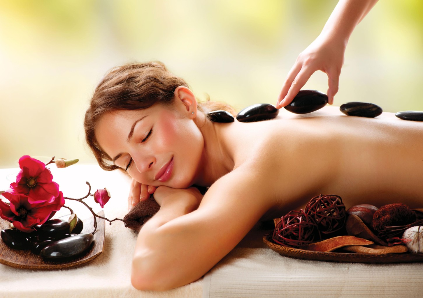 Relaksējoša masāža ar karstajiem akmeņiem visam ķermenim