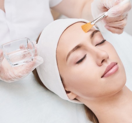 Skābju pīlings + dzīļā mehāniskā sejas ādas tīrīšana ar HOLY LAND COSMETICS kosmētiku