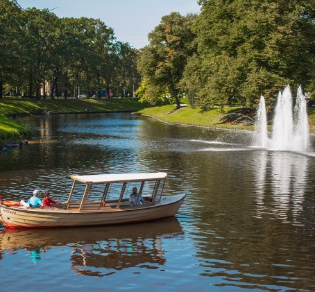 Частная прогулка на кораблике в Риге (до 10 перс.)