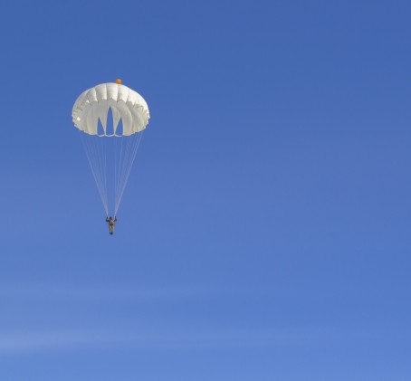 Захватывающий прыжок с купольным парашютом