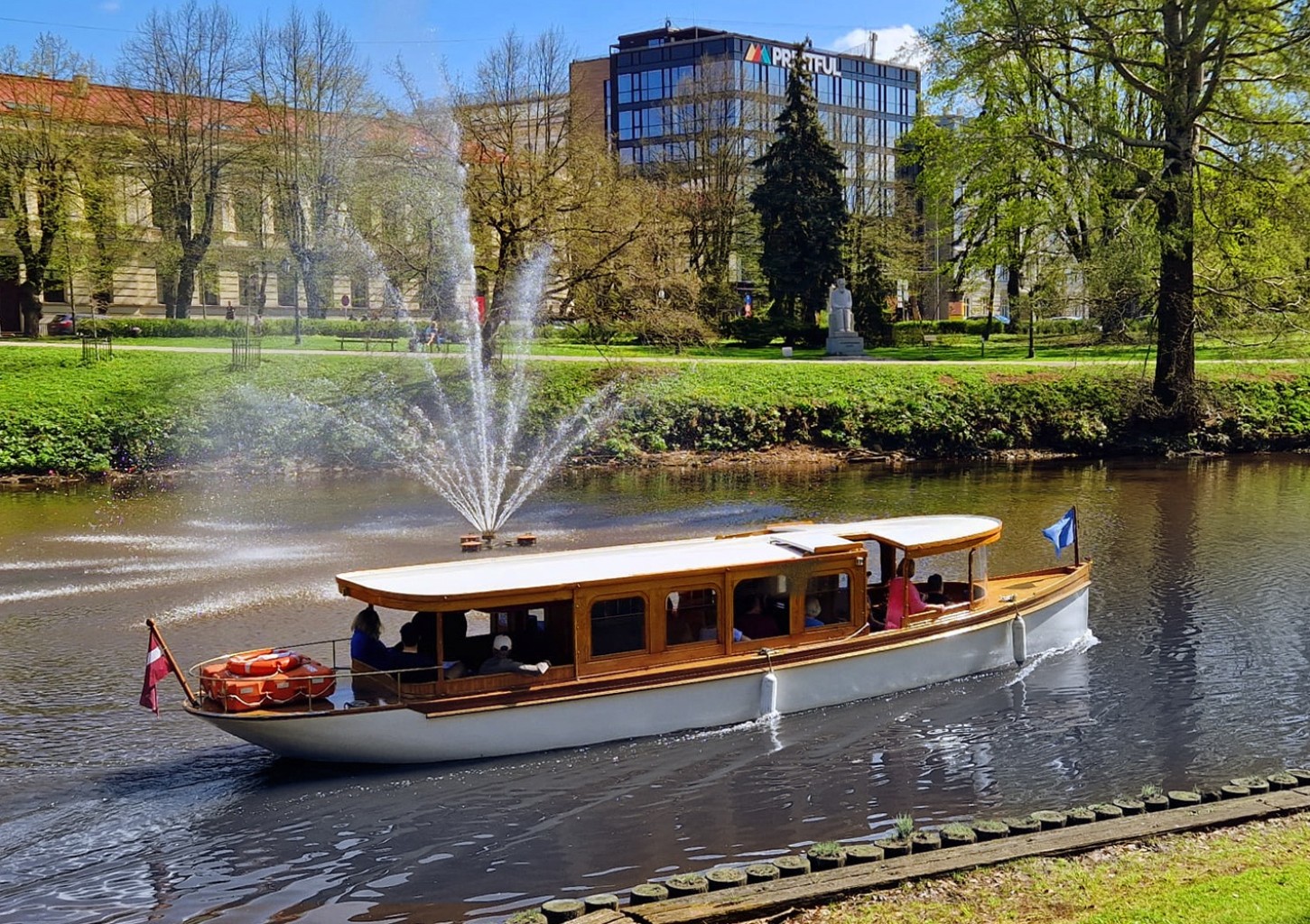 Прогулка на кораблике по Рижскому каналу для двоих (1 ч)