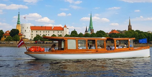 Прогулка на кораблике по Рижскому каналу для двоих (1 ч)