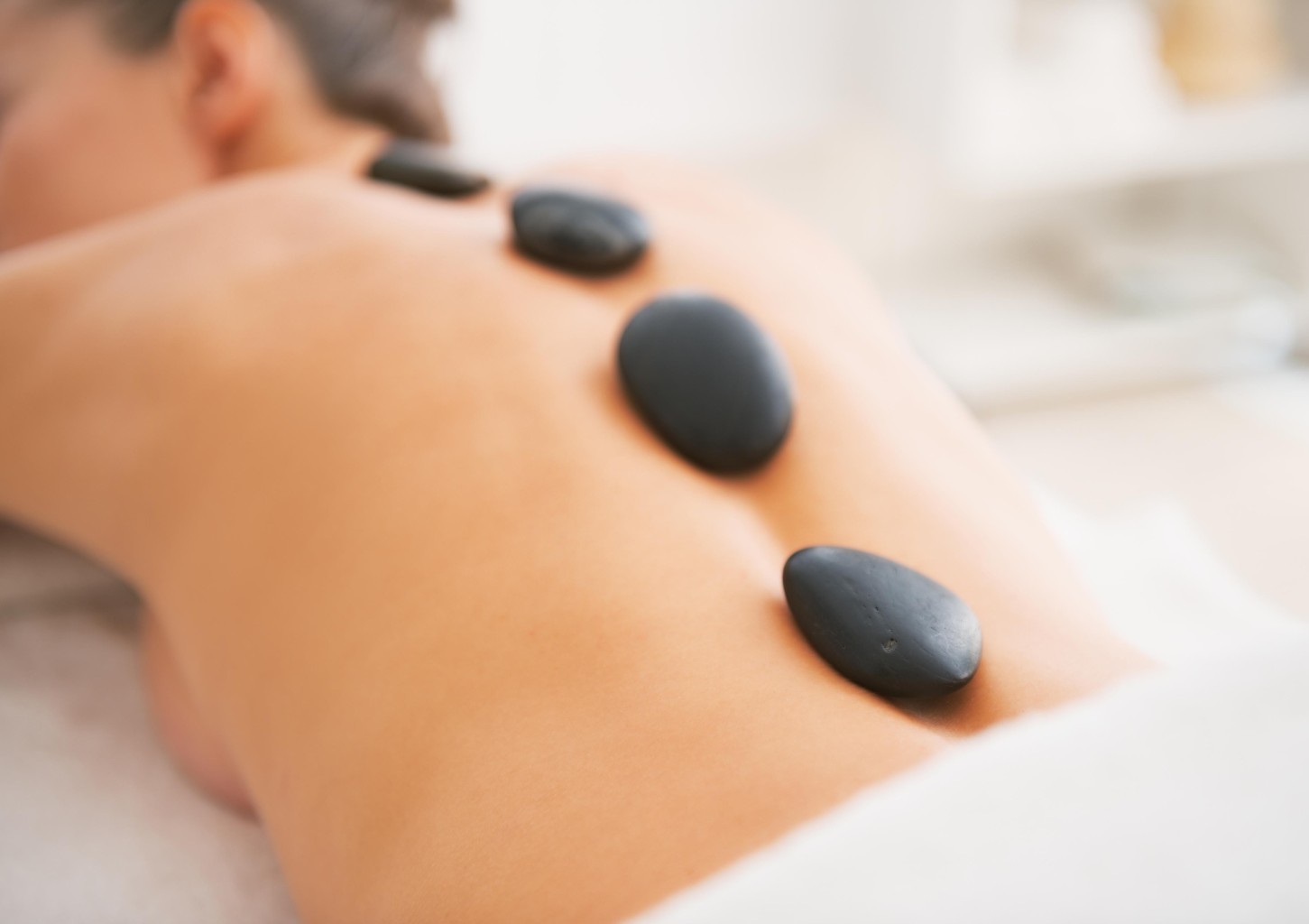 Массаж горячими камнями в салоне SIBI