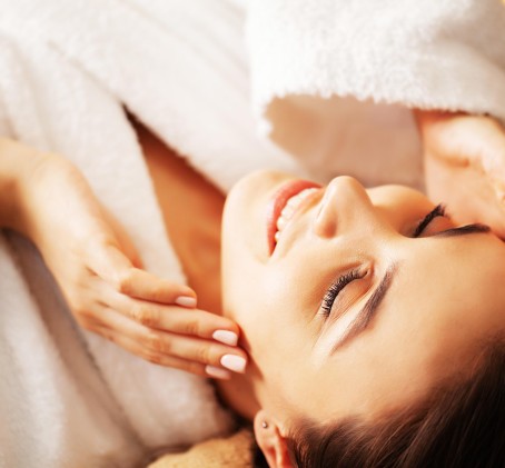 Sejas un dekoltē zonas masāža un maska salonā "Activ&Spa"