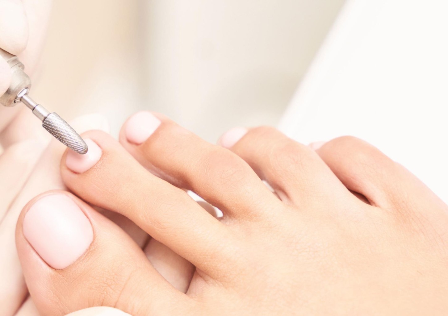 EXPRESS pedikīrs ar gēllakas pārklājumu SIBI salonā