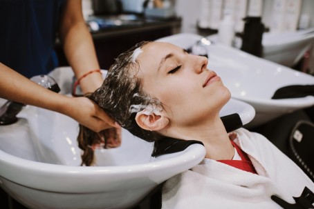 Matu mazgāšana un ieveidošana īsiem matiem SIBI salonā