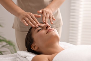 Modelējoša sejas masāža ar ēteriskajām eļļām L SANTE salonā