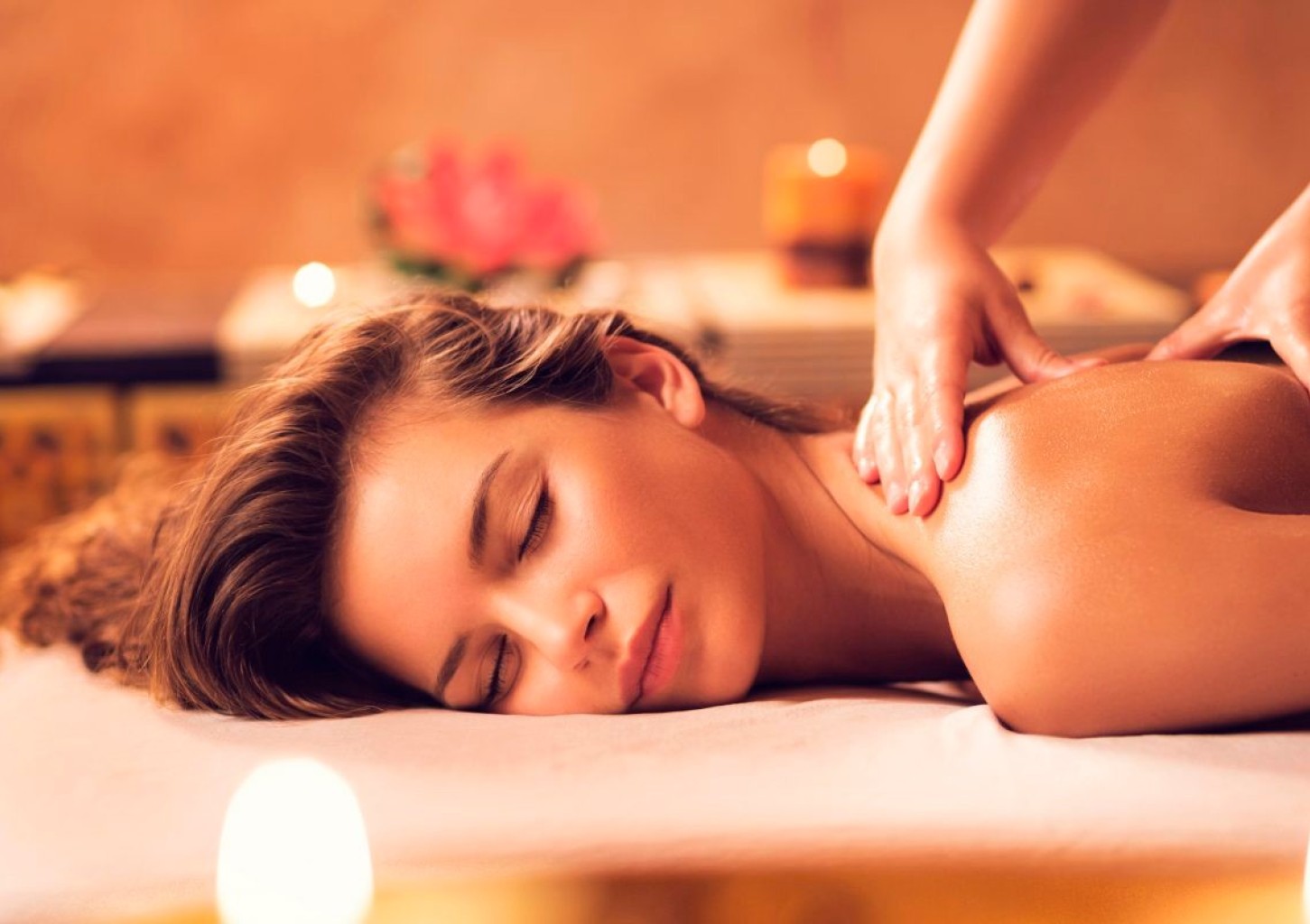 Массаж спины и шеи + массаж головы в подарок в салоне "Juventa"