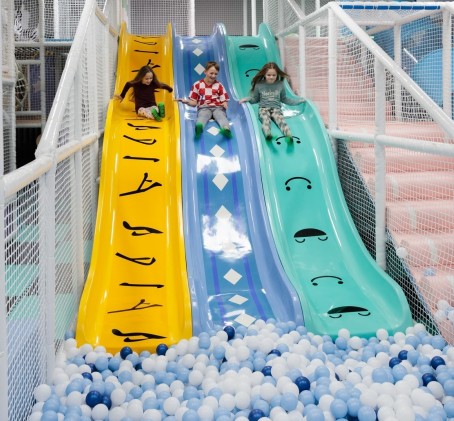 Izpriecas "Kids Arena" atrakciju parkā Jelgavā