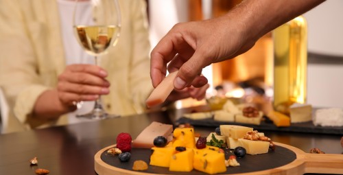 Latvijas vīnu degustācija studijā