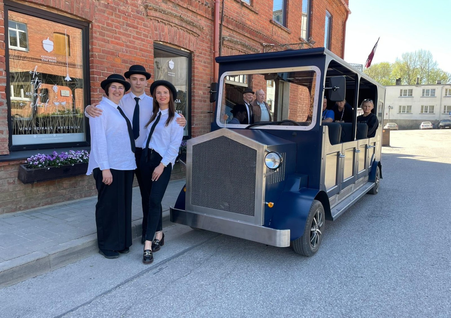 Privāts retro izbrauciens ar dzirkstošo vīnu Kandavā