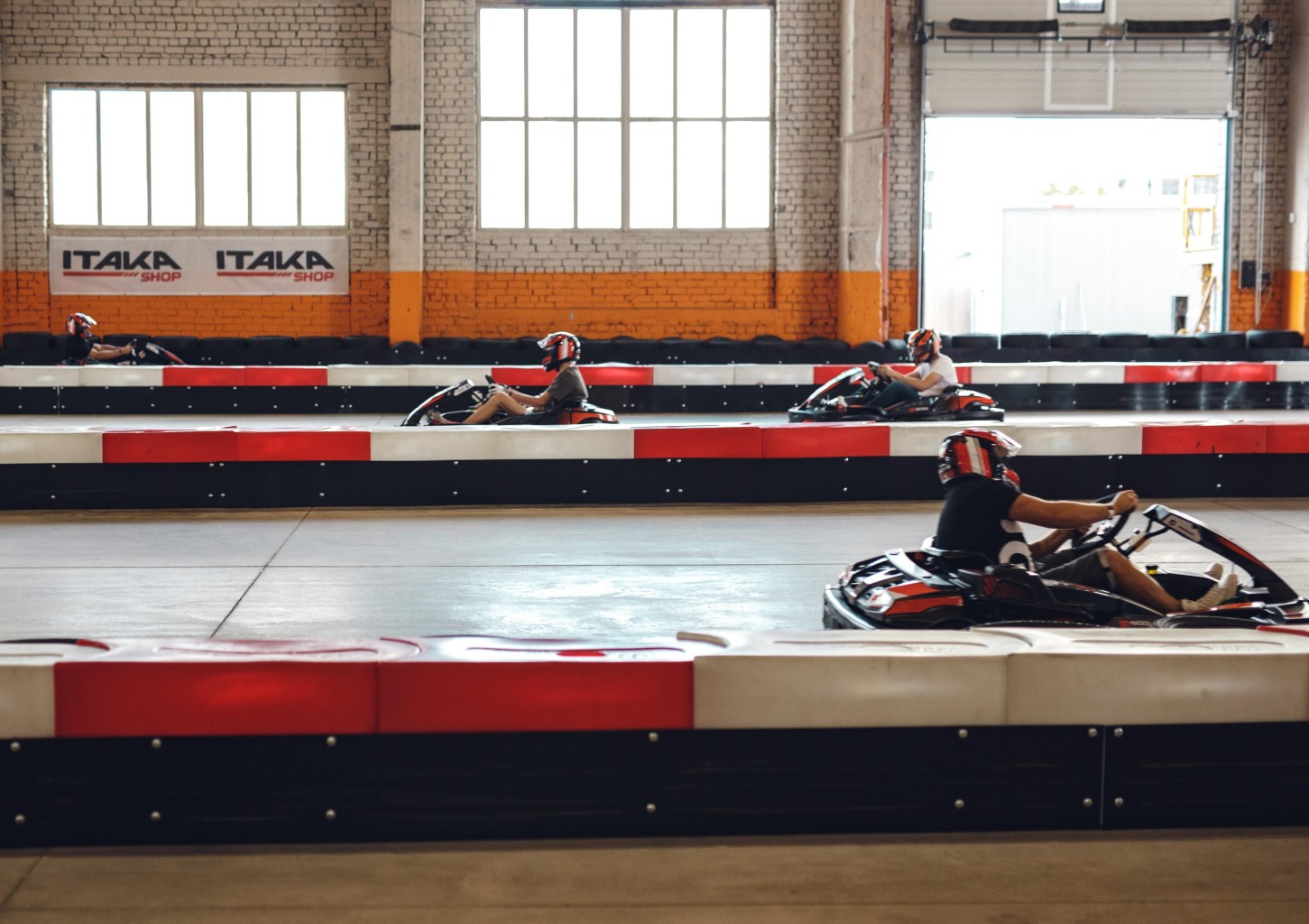 Brauciens ar bērnu kartingu Latvijas lielākajā kartinga hallē "Kartings.lv"