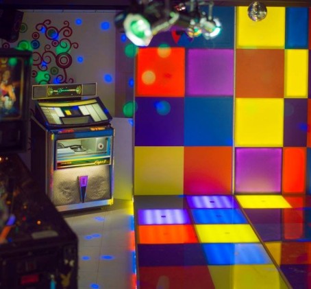 Яркая квест-игра "Танцор диско" в Риге