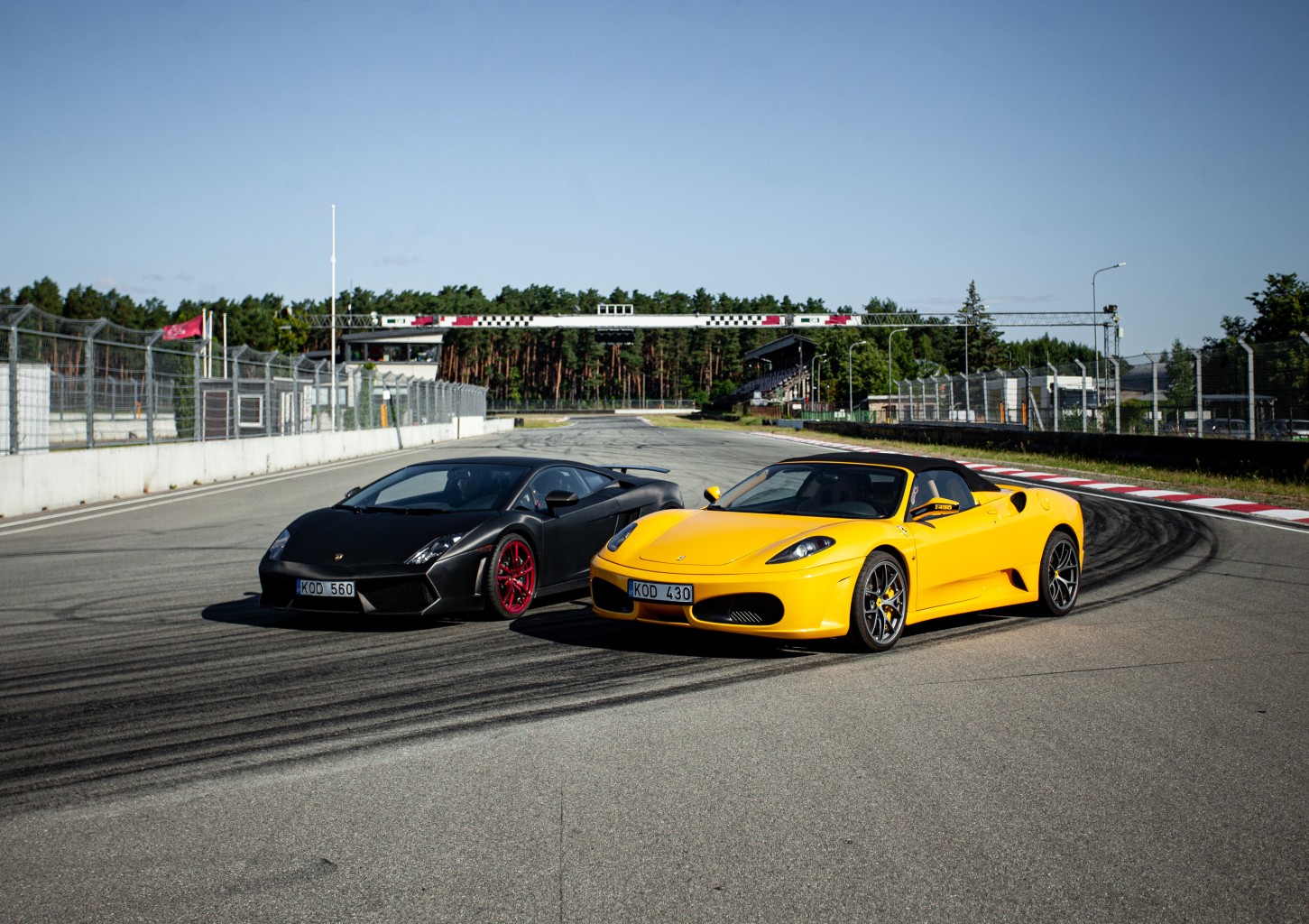 SuperDrive: Ferrari vai Lamborghini stūrēšana (4 apļi)