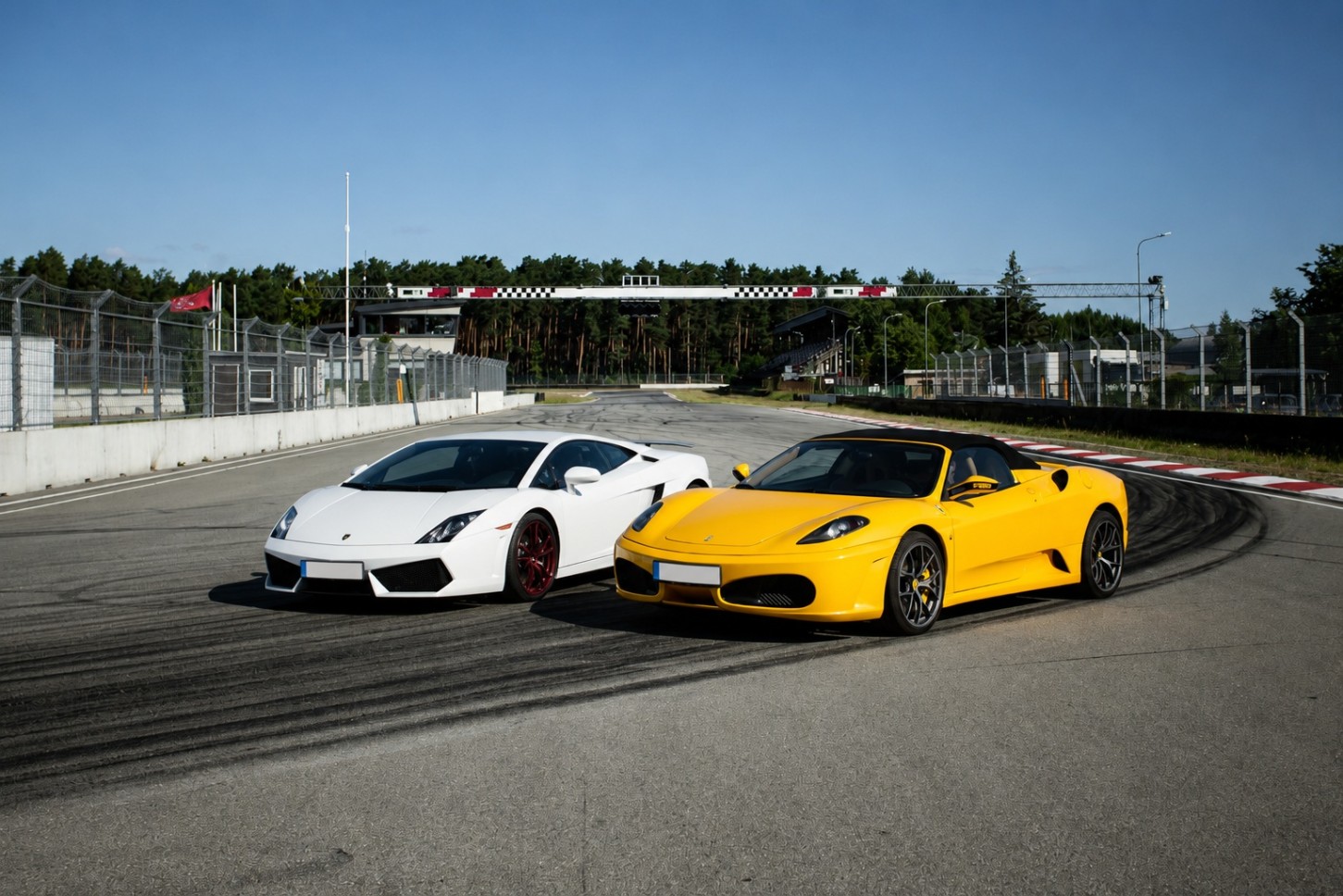 SuperDrive: сам за рулем Ferrari или Lamborghini (4 круга)