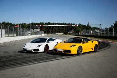 SuperDrive: сам за рулем Ferrari или Lamborghini (4 круга)