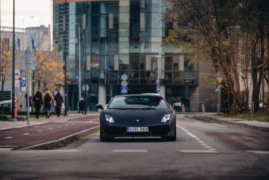 Pasažiera brauciens ar Ferrari vai Lamborghini Biķernieku trasē (2 apļi)