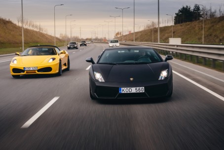 Поездка на Ferrari и Lamborghini по трассе Бикерниеки (4+4 круга)