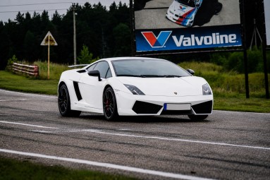 Поездка на Ferrari или Lamborghini по трассе Бикерниеки (8 кругов)