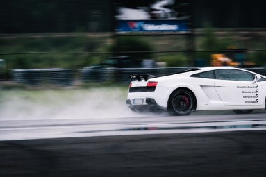 Поездка на Ferrari или Lamborghini по трассе Бикерниеки (8 кругов)