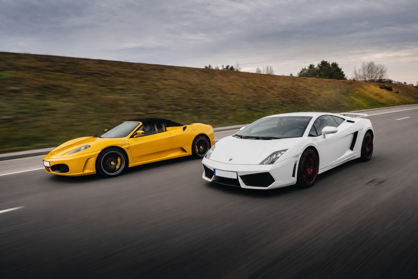 Поездка на Ferrari или Lamborghini по трассе Бикерниеки (8 кругов)