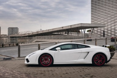 Поездка на Ferrari или Lamborghini по трассе Бикерниеки (8 кругов)