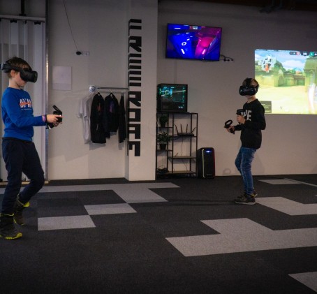 Izklaide "Free Roam VR Arēnā" diviem spēlētājiem Jelgavā