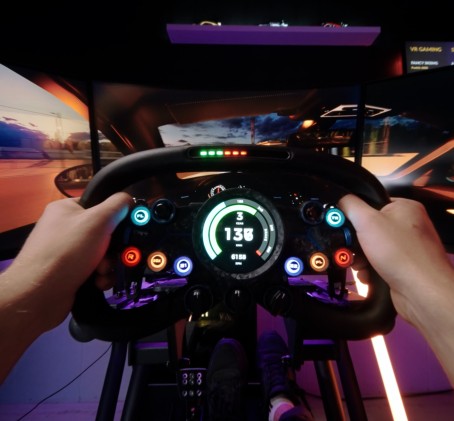 Brauciens ar auto sacīkšu simulatoru – VR Gaming Rīgā/Jelgavā