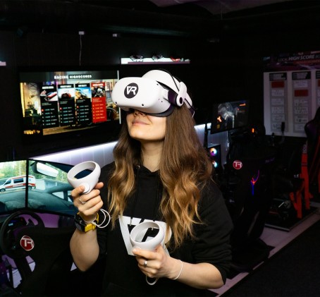 Virtuālās realitātes izklaides "VR Gaming" studijā Rīgā vienam