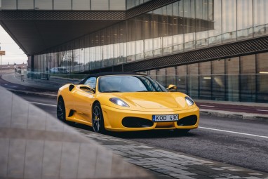 Ferrari izbrauciens par godu Melnai piektdienai