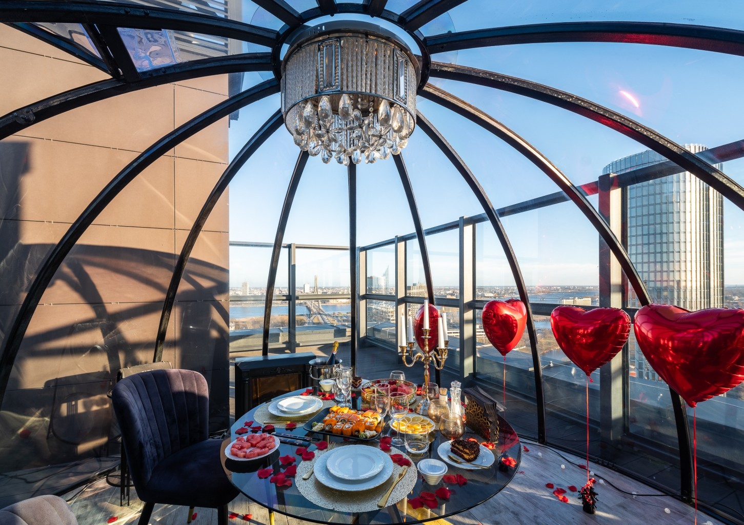 Atpūta "Skyhouse Igloo" kupolteltī ar maltīti no "Bento" restorāna (5-6 pers.)
