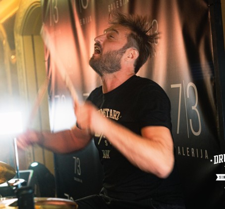 Урок игры на барабанах в DRUMSTARZ RIGA