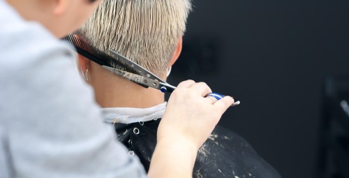 Осветление прядей, стрижка и укладка коротких волос в салоне