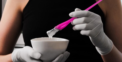 Осветление прядей, стрижка и укладка коротких волос в салоне