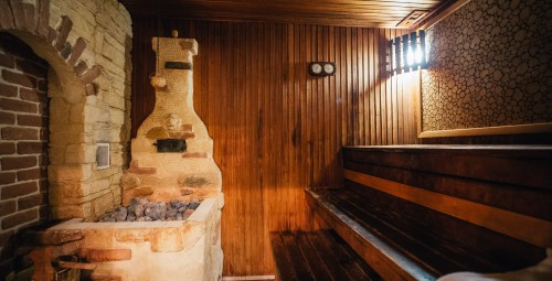 Отдых в бане: растирание, парение и угощение от