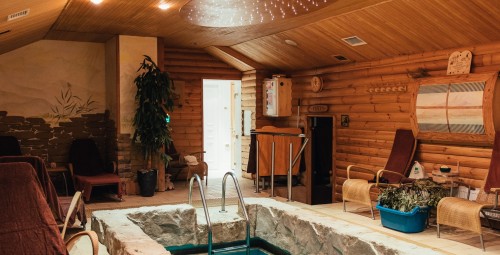 Отдых в бане: растирание, парение и угощение от