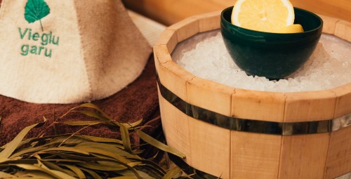 Отдых в бане: растирание, парение и угощение от