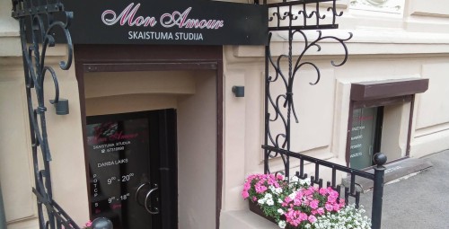 Komplekts vidēji gariem matiem: krāsošana vienā tonī, griezums un ieveidošana