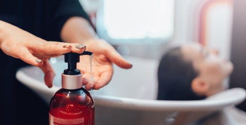 Komplekts vidēji gariem matiem: krāsošana vienā tonī, griezums un ieveidošana