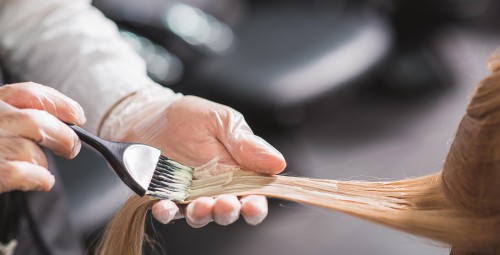 Komplekts vidēji gariem matiem: krāsošana vienā tonī, griezums un ieveidošana