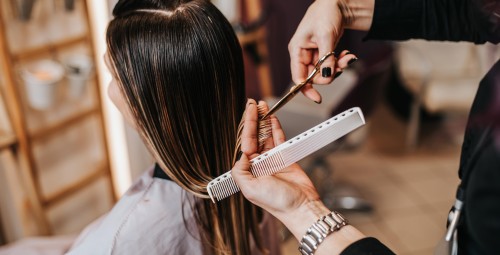 Komplekts vidēji gariem matiem: krāsošana vienā tonī, griezums un ieveidošana