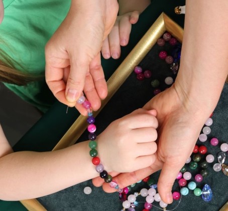 Bērnu rotu veidošanas meistarklase pie "Nela Gems" (2 pers.)