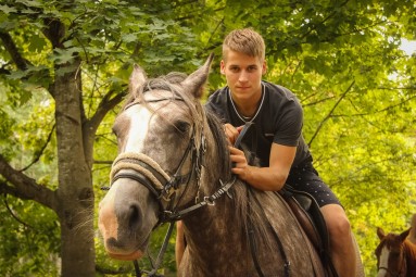 Pasakaina izjāde ar zirgu vienam