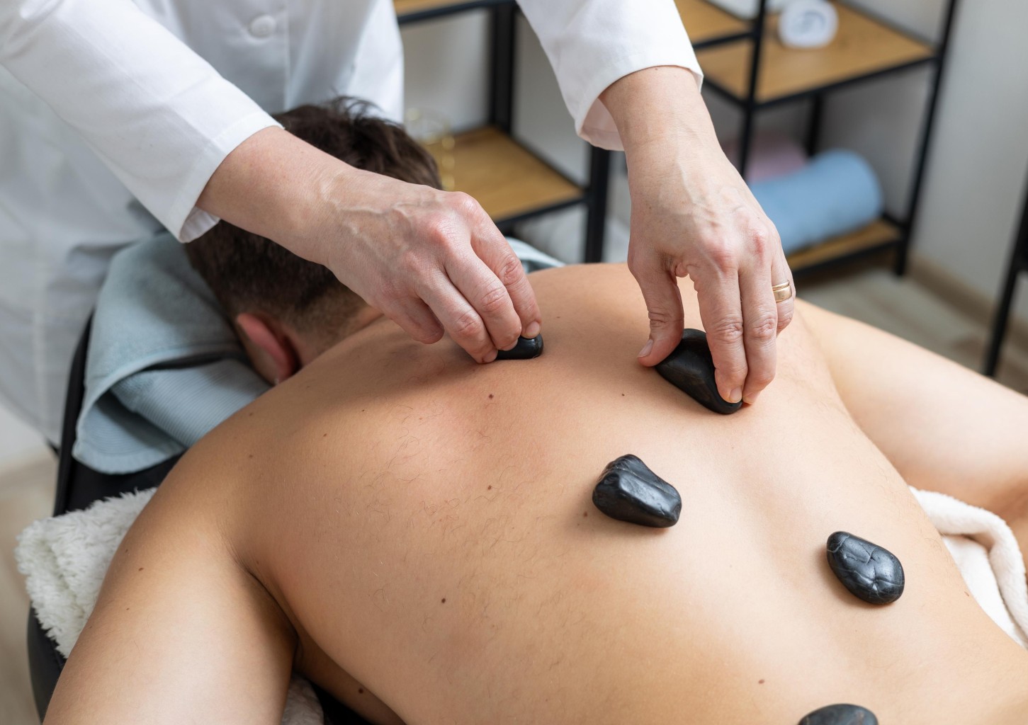 Karsto akmeņu masāža + roku un kāju relaksācija "OXI Beauty" salonā